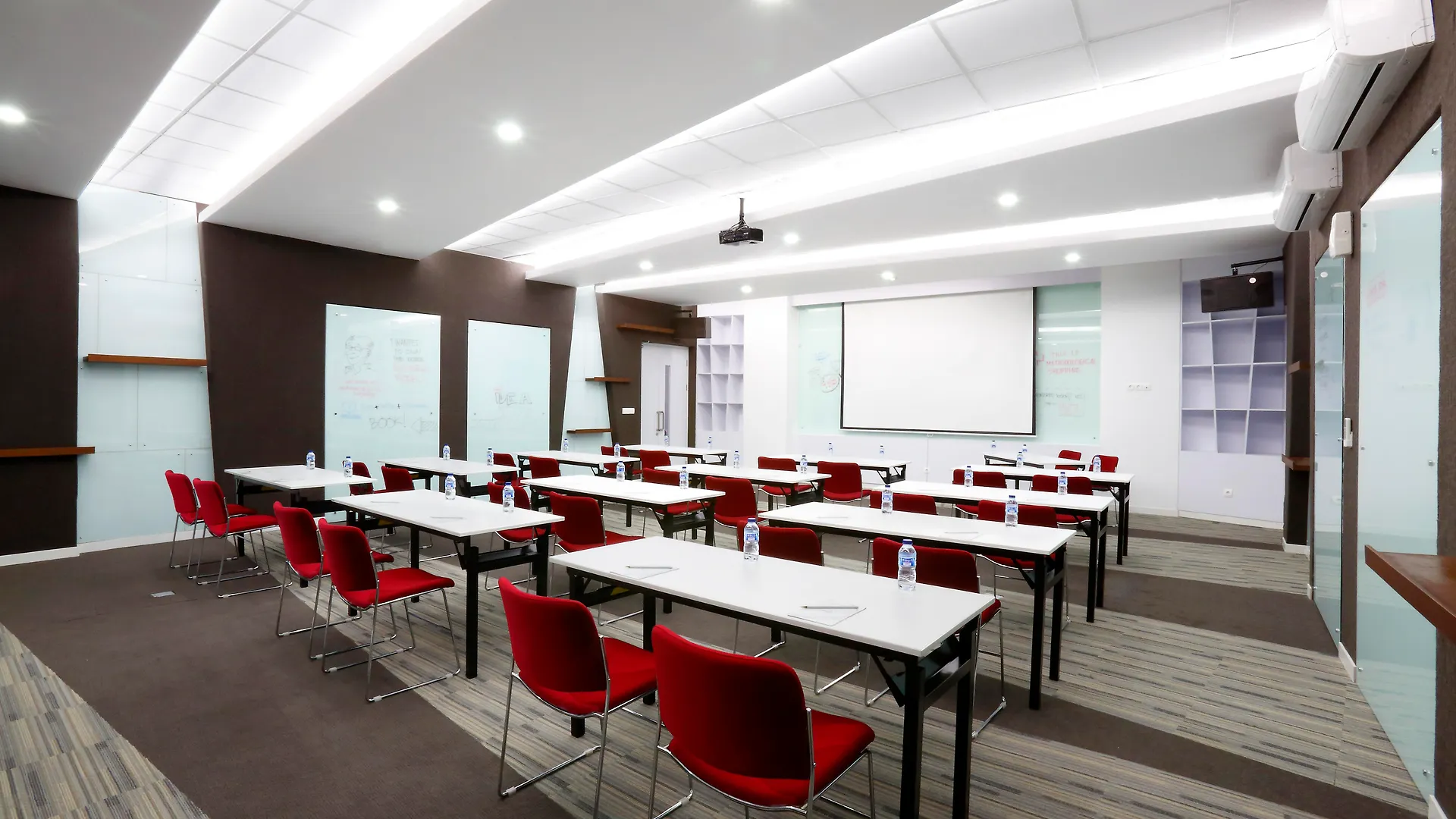 Berry Biz Hotel Seminyak
