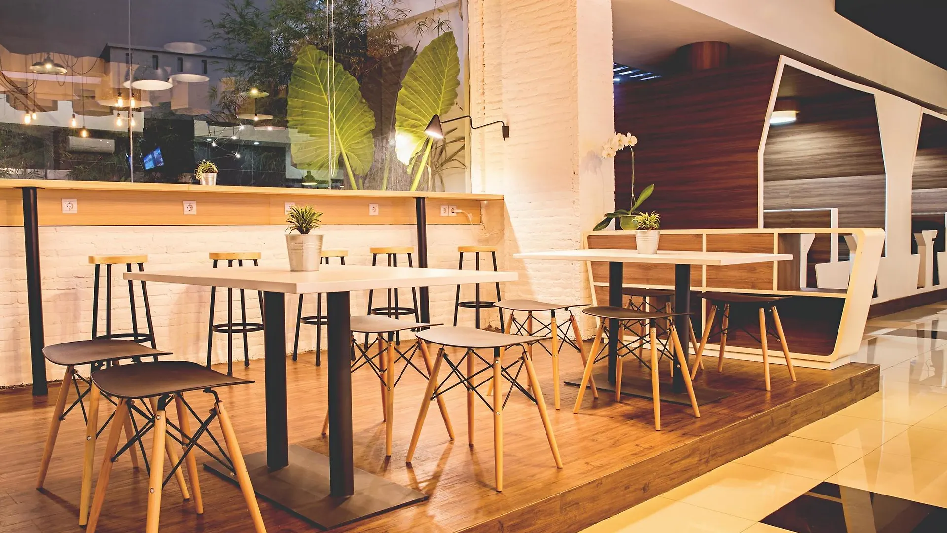 Berry Biz Hotel Seminyak   Seminyak (Bali)